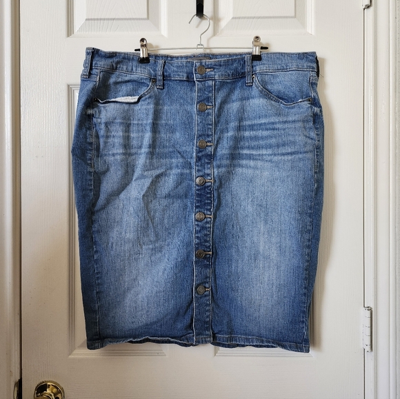 torrid Dresses & Skirts - torrid Medium Blue Denim Skirt with Button Detail